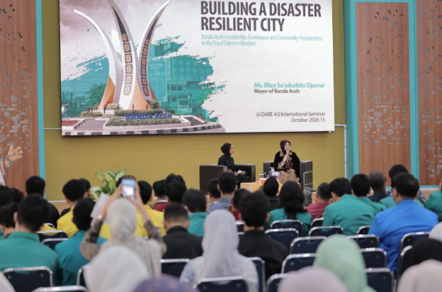 Wali Kota Banda Aceh Illiza Saaduddin Djamal saat menjadi narasumber dalam kegiatan UDARE 40 bertajuk Building a DisasterResilient City Banda Acehs Leadership Governance and Community Preparedness in the Era of Extreme Weather di Auditorium Fakultas Matematika dan Ilmu Pengetahuan Alam FMIPA Universitas Syiah Kuala USK Kamis 15 Oktober 2026FOTO Ist KETIKKABARcom Wali Kota Banda Aceh Illiza Saaduddin Djamal saat menjadi narasumber dalam kegiatan U DARE 40 bertajuk Building a Disaster Resilient City Banda Acehs Leadership Governance and Community Preparedness in the Era of Extreme Weather di Auditorium Fakultas Matematika dan Ilmu Pengetahuan Alam FMIPA Universitas Syiah Kuala USK Kamis 15 Oktober 2026FOTO Ist