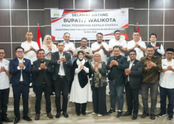 Wali Kota Banda Aceh Illiza Sa'aduddin Djamal, foto bersama usai mengikuti Penilaian Keterbukaan Informasi Publik oleh Komisi Informasi Aceh di Kantor Komisi Informasi Aceh, Geuceu Komplek, Rabu (14/10/2026)./FOTO: Ist