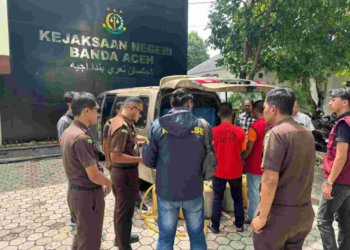 Tipidter Satreskrim Polresta Banda Aceh menyerahkan dua tersangka beserta barang bukti perkara dugaan penyalahgunaan bahan bakar minyak BBM bersubsidi jenis Bio Solar ke Jaksa Penuntut Umum JPU Kejaksaan Negeri Banda Aceh Kamis 29 Oktober 2026FOTO Ist KETIKKABARcom Tipidter Satreskrim Polresta Banda Aceh menyerahkan dua tersangka beserta barang bukti perkara dugaan penyalahgunaan bahan bakar minyak BBM bersubsidi jenis Bio Solar ke Jaksa Penuntut Umum JPU Kejaksaan Negeri Banda Aceh Kamis 29 Oktober 2026FOTO Ist