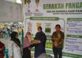 Wali Kota Banda Aceh Hj Illiza Saaduddin Djamal saat menyerahkan paket sembako bersubsidi melalui Gerakan Pangan Murah GPM pada 1516 Oktober 2026 FOTO Istimewa