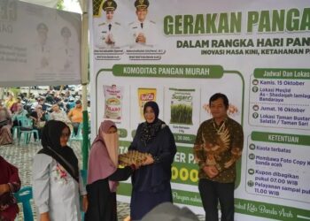 Wali Kota Banda Aceh Hj. Illiza Sa'aduddin Djamal saat menyerahkan paket sembako bersubsidi melalui Gerakan Pangan Murah (GPM) pada 15–16 Oktober 2026. FOTO: Istimewa.