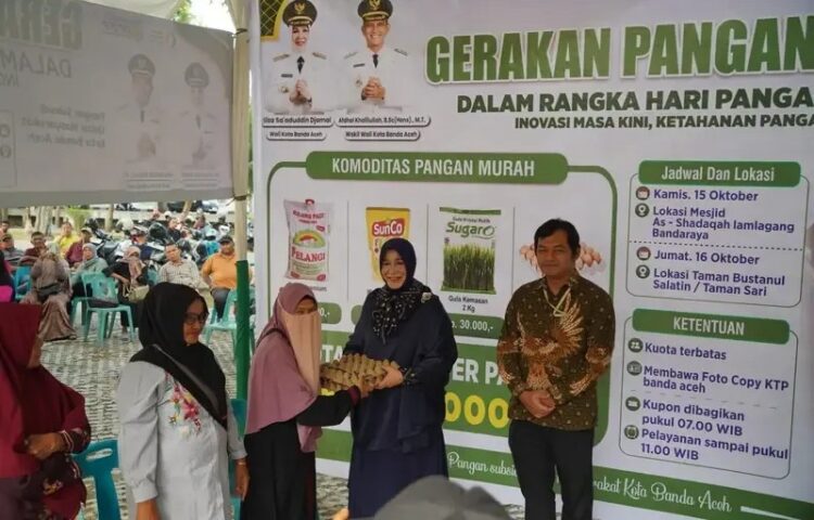 Wali Kota Banda Aceh Hj Illiza Saaduddin Djamal saat menyerahkan paket sembako bersubsidi melalui Gerakan Pangan Murah GPM pada 1516 Oktober 2026 FOTO Istimewa KETIKKABARcom Wali Kota Banda Aceh Hj Illiza Saaduddin Djamal saat menyerahkan paket sembako bersubsidi melalui Gerakan Pangan Murah GPM pada 1516 Oktober 2026 FOTO Istimewa