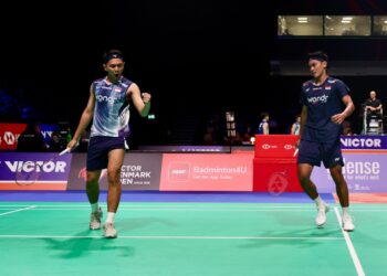 Ganda putra Indonesia Fajar AlfianMuhammad Shohibul Fikri melaju ke perempat final Denmark Open 2026 setelah mengalahkan pasangan tuan rumah Christian KjaerRasmus Kjaer dengan skor 21 19 dan 21 10 di SJF Bank Arena Kamis malam 15102026 FOTO PBSI
