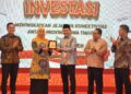 Wakil Gubernur Aceh Fadhlullah kanan menyerahkan cenderamata kepada Gubernur Jawa Timur Khofifah Indar Parawansa pada kegiatan Misi dagang dan investasi antara Pemerintah Aceh dan Pemerintah Provinsi Jawa Timur yang digelar di Hotel Amel Banda Aceh pada Senin 19102026 FOTO Ist