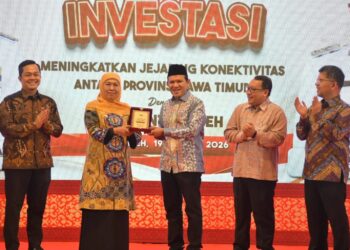 Wakil Gubernur Aceh Fadhlullah kanan menyerahkan cenderamata kepada Gubernur Jawa Timur Khofifah Indar Parawansa pada kegiatan Misi dagang dan investasi antara Pemerintah Aceh dan Pemerintah Provinsi Jawa Timur yang digelar di Hotel Amel Banda Aceh pada Senin 19102026 FOTO Ist