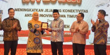 Wakil Gubernur Aceh Fadhlullah kanan menyerahkan cenderamata kepada Gubernur Jawa Timur Khofifah Indar Parawansa pada kegiatan Misi dagang dan investasi antara Pemerintah Aceh dan Pemerintah Provinsi Jawa Timur yang digelar di Hotel Amel Banda Aceh pada Senin 19102026 FOTO Ist