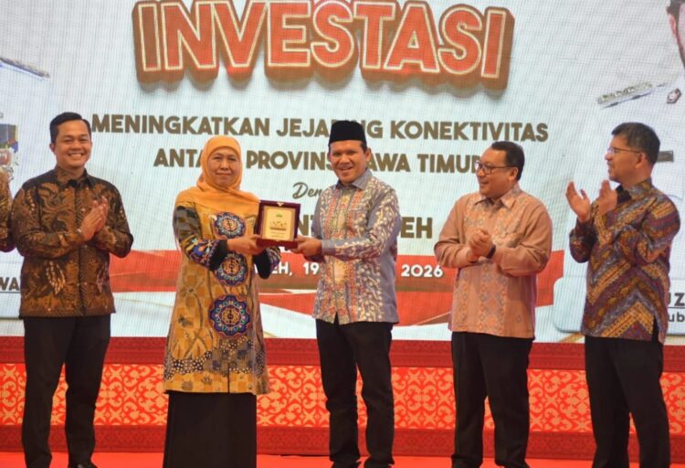 Wakil Gubernur Aceh Fadhlullah kanan menyerahkan cenderamata kepada Gubernur Jawa Timur Khofifah Indar Parawansa pada kegiatan Misi dagang dan investasi antara Pemerintah Aceh dan Pemerintah Provinsi Jawa Timur yang digelar di Hotel Amel Banda Aceh pada Senin 19102026 FOTO Ist