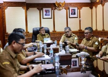 Wakil Gubernur Aceh Fadhlullah atau Dek Fadh saat memberikan arahan dalam rapat pemutakhiran Rencana Induk Renduk kebutuhan rumah pascabencana di Aceh secara virtual dari Kantor Gubernur Aceh Selasa 20102026 FOTO Humas