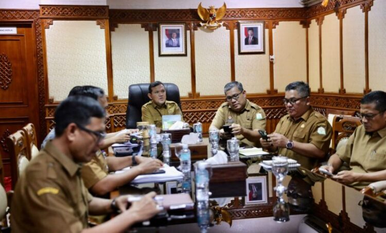 Wakil Gubernur Aceh Fadhlullah atau Dek Fadh saat memberikan arahan dalam rapat pemutakhiran Rencana Induk Renduk kebutuhan rumah pascabencana di Aceh secara virtual dari Kantor Gubernur Aceh Selasa 20102026 FOTO Humas KETIKKABARcom Wakil Gubernur Aceh Fadhlullah atau Dek Fadh saat memberikan arahan dalam rapat pemutakhiran Rencana Induk Renduk kebutuhan rumah pascabencana di Aceh secara virtual dari Kantor Gubernur Aceh Selasa 20102026 FOTO Humas