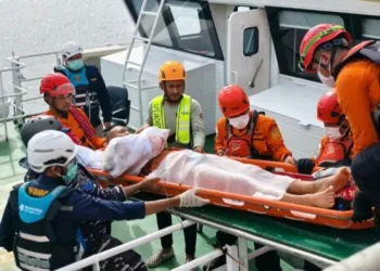 Petugas mengevakuasi awak kapal MV King Win yang membutuhkan penanganan medis di perairan Ulee Lheue Banda Aceh Minggu 11102026 FOTOIstimewa