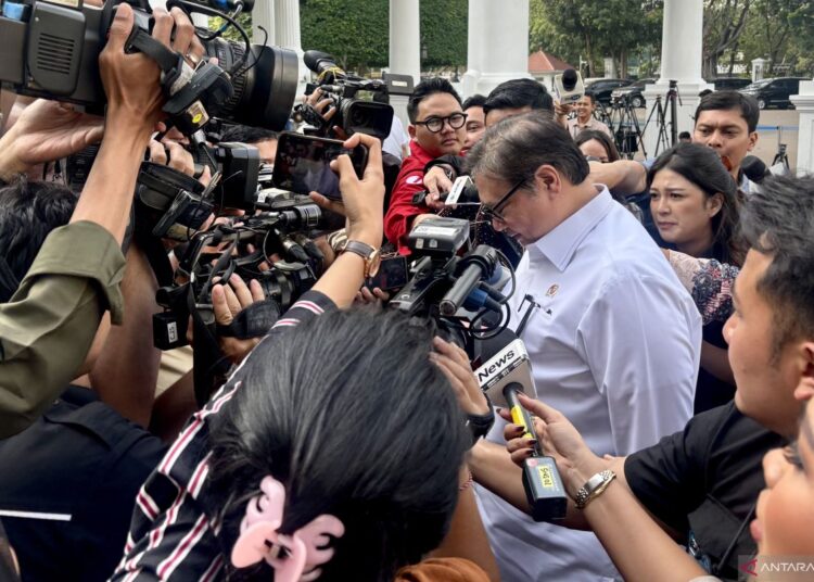 Menteri Koordinator Bidang Perekonomian Airlangga Hartarto menjawab pertanyaan wartawan saat ditemui di Istana Kepresidenan RI Jakarta Selasa 20102026 Ⓒ Hak cipta foto di atas dikembalikan sesungguhnya kepada pemilik foto
