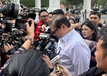 Menteri Koordinator Bidang Perekonomian Airlangga Hartarto menjawab pertanyaan wartawan saat ditemui di Istana Kepresidenan RI Jakarta Selasa 20102026 Ⓒ Hak cipta foto di atas dikembalikan sesungguhnya kepada pemilik foto