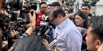 Menteri Koordinator Bidang Perekonomian Airlangga Hartarto menjawab pertanyaan wartawan saat ditemui di Istana Kepresidenan RI Jakarta Selasa 20102026 Ⓒ Hak cipta foto di atas dikembalikan sesungguhnya kepada pemilik foto