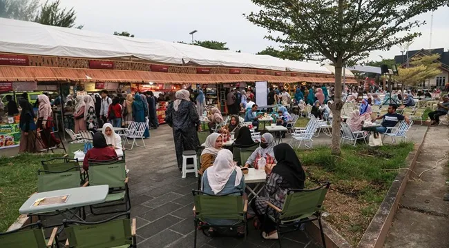 Aceh Culinary Festival ACF 2026 resmi dibuka di Taman Sulthanah Safiatuddin Banda Aceh Jumat 1192026 Festival ini menghadirkan beragam kuliner Aceh dan melibatkan lebih dari 100 pelaku UMKM FOTOHumas Disbudpar Aceh KETIKKABARcom Aceh Culinary Festival ACF 2026 resmi dibuka di Taman Sulthanah Safiatuddin Banda Aceh Jumat 1192026 Festival ini menghadirkan beragam kuliner Aceh dan melibatkan lebih dari 100 pelaku UMKM FOTOHumas Disbudpar Aceh