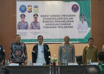 Polda Aceh bersama BNN RI dan Pemerintah Kabupaten Aceh Besar memperkuat sinergi lintas instansi untuk mentransformasi kawasan rawan tanaman terlarang menjadi lahan pertanian produktif melalui Rapat Kerja Sinergi Program Stakeholder yang berlangsung di Aula Balai Guru dan Tenaga Kependidikan (BGTK) Provinsi Aceh, Lubuk Sukon, Kecamatan Ingin Jaya, Kabupaten Aceh Besar, Selasa (29/9/2026).
