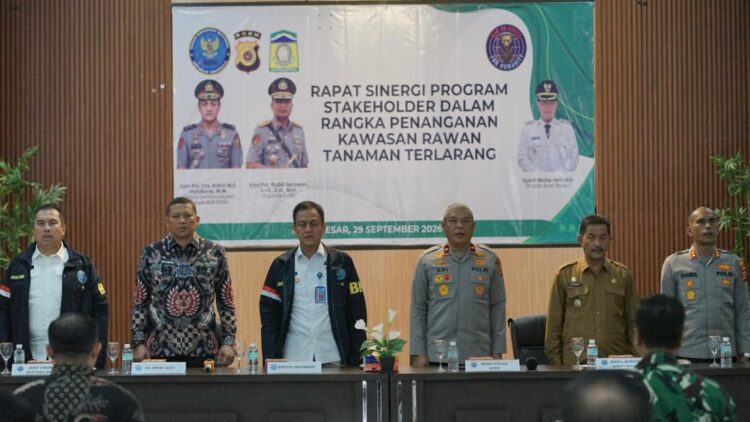 Polda Aceh bersama BNN RI dan Pemerintah Kabupaten Aceh Besar memperkuat sinergi lintas instansi untuk mentransformasi kawasan rawan tanaman terlarang menjadi lahan pertanian produktif melalui Rapat Kerja Sinergi Program Stakeholder yang berlangsung di Aula Balai Guru dan Tenaga Kependidikan BGTK Provinsi Aceh Lubuk Sukon Kecamatan Ingin Jaya Kabupaten Aceh Besar Selasa 2992026