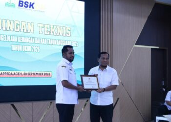 Bupati Aceh Besar H Muharram Idris yang diwakili Kepala Bappeda Aceh Besar Agus Husni SP menerima penghargaan bergengsi sebagai Pemerintah Daerah Pengelola Keuangan Berpredikat “Baik” dengan Skor 80,379 “Kategori Kapasitas Fiskal Rendah” berdasarkan hasil pengukuran Indeks Pengelolaan Keuangan Daerah Tahun Anggaran 2024 tahun ukur 2025 di Aula Bappeda Aceh, Rabu (30/9/2026). FOTO/ DOK BAPPEDA ACEH BESAR