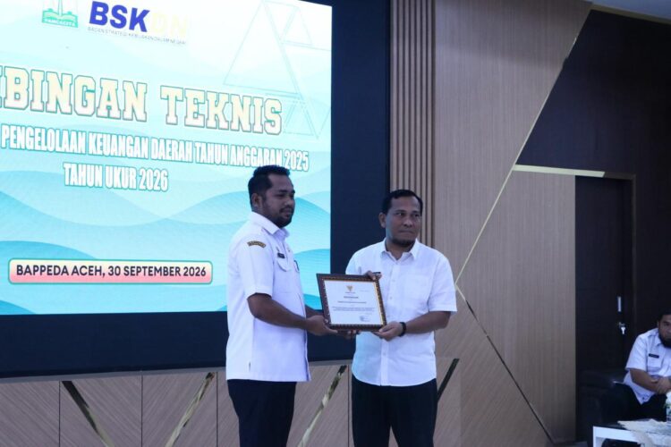Bupati Aceh Besar H Muharram Idris yang diwakili Kepala Bappeda Aceh Besar Agus Husni SP menerima penghargaan bergengsi sebagai Pemerintah Daerah Pengelola Keuangan Berpredikat Baik dengan Skor 80379 Kategori Kapasitas Fiskal Rendah berdasarkan hasil pengukuran Indeks Pengelolaan Keuangan Daerah Tahun Anggaran 2024 tahun ukur 2025 di Aula Bappeda Aceh Rabu 3092026 FOTO DOK BAPPEDA ACEH BESAR