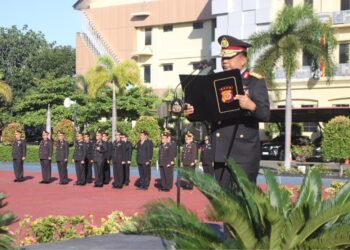 Kapolda Aceh Irjen Pol. Ruddi Setiawan bertindak sebagai inspektur upacara dalam peringatan Hari Kesaktian Pancasila yang khidmat di Markas Kepolisian Daerah (Mapolda) Aceh, Banda Aceh, Kamis (1 Oktober 2026). (Doc. Humas).