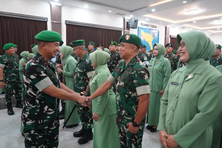 Pangdam IM Mayjen TNI Joko Hadi Susilo SIP menghadiri acara ramah tamah kenaikan pangkat Perwira Menengah Pamen Kodam Iskandar Muda periode 1 Oktober 2026 yang berlangsung di Banda Aceh Kamis 1102026 KETIKKABARcom Pangdam IM Mayjen TNI Joko Hadi Susilo SIP menghadiri acara ramah tamah kenaikan pangkat Perwira Menengah Pamen Kodam Iskandar Muda periode 1 Oktober 2026 yang berlangsung di Banda Aceh Kamis 1102026