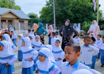 Bunda PAUD Aceh Besar Hj Rita Mayasari Baju hitam berbaur dan bermain bersama anak anak TK Negeri Pembina Peukan Bada saat kunjungan edukasi hidup sehat dan aktif Rabu 3092026 FOTO MC ACEH BESAR