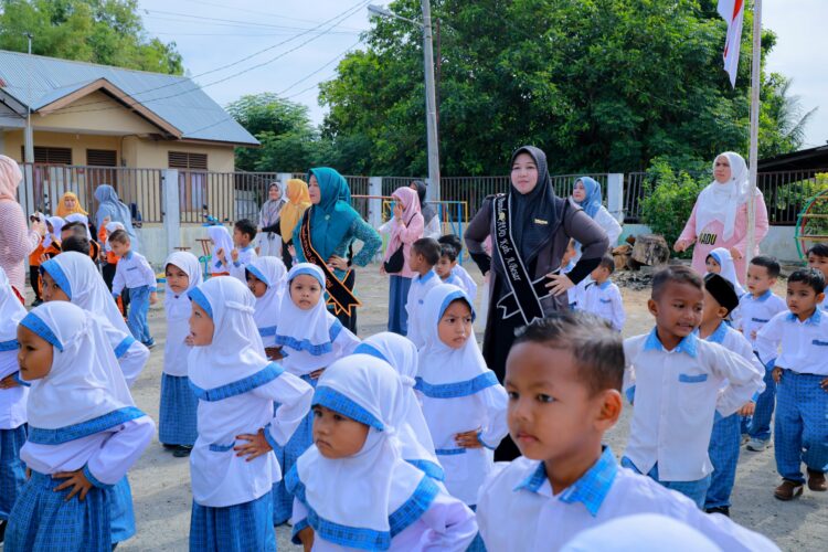 Bunda PAUD Aceh Besar Hj Rita Mayasari Baju hitam berbaur dan bermain bersama anakanak TK Negeri Pembina Peukan Bada saat kunjungan edukasi hidup sehat dan aktif Rabu 3092026 FOTO MC ACEH BESAR KETIKKABARcom Bunda PAUD Aceh Besar Hj Rita Mayasari Baju hitam berbaur dan bermain bersama anak anak TK Negeri Pembina Peukan Bada saat kunjungan edukasi hidup sehat dan aktif Rabu 3092026 FOTO MC ACEH BESAR