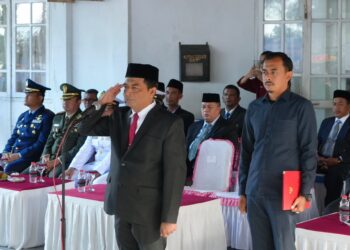 Sekretaris Daerah Kota Sabang, Andri Nourman, yang bertindak selaku Inspektur Upacara Hari Kesaktian Pancasila 2026 di Halaman Kantor Wali Kota Sabang pada Kamis (1/10/2026). (Doc. Humas).