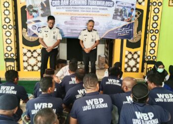 Arahan Kepala Puskesmas Lhoknga Elisa SKM Dan Kepala Lapas Kelas III Lhoknga Di Depan Petugas Lapas Tahanan Narapidana dan Anak Binaan Pada Pelaksanaan Program Pemeriksaan Kesehatan Gratis di Lapas Kelas III Lhoknga Gampong Nusa kecamatan Lhoknga Aceh Besar Rabu 3092026FOTOMC ACEH BESAR