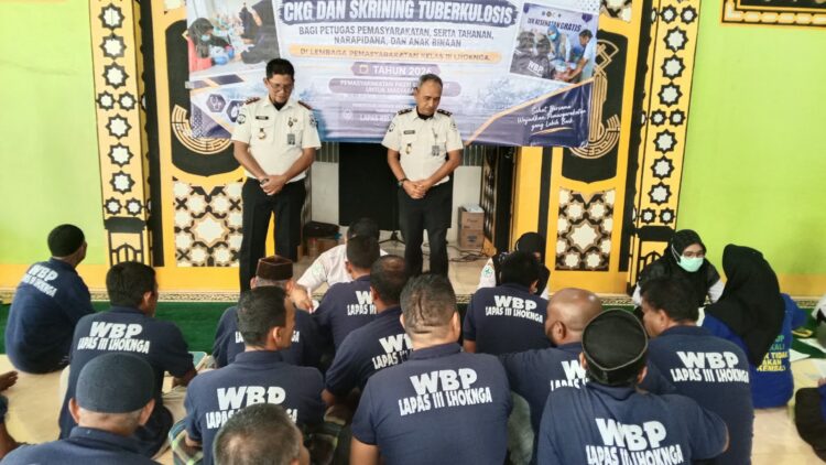 Arahan Kepala Puskesmas Lhoknga Elisa SKM Dan Kepala Lapas Kelas III Lhoknga Di Depan Petugas Lapas Tahanan Narapidana dan Anak Binaan Pada Pelaksanaan Program Pemeriksaan Kesehatan Gratis di Lapas Kelas III Lhoknga Gampong Nusa kecamatan Lhoknga Aceh Besar Rabu 3092026FOTOMC ACEH BESAR KETIKKABARcom Arahan Kepala Puskesmas Lhoknga Elisa SKM Dan Kepala Lapas Kelas III Lhoknga Di Depan Petugas Lapas Tahanan Narapidana dan Anak Binaan Pada Pelaksanaan Program Pemeriksaan Kesehatan Gratis di Lapas Kelas III Lhoknga Gampong Nusa kecamatan Lhoknga Aceh Besar Rabu 3092026FOTOMC ACEH BESAR