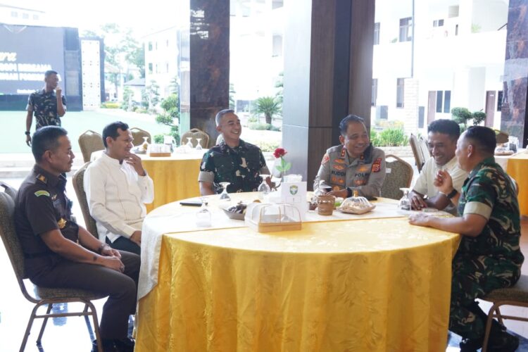 Pangdam IM Mayjen TNI Joko Hadi Susilo SIP bersama jajaran pejabat utama Kodam IM menggelar ramah tamah dan ngopi bersama Forum Koordinasi Pimpinan Daerah Forkopimda Aceh di Gedung Malahayati Lantai 1 Kodam IM Banda Aceh Kamis 1102026 sore KETIKKABARcom Pangdam IM Mayjen TNI Joko Hadi Susilo SIP bersama jajaran pejabat utama Kodam IM menggelar ramah tamah dan ngopi bersama Forum Koordinasi Pimpinan Daerah Forkopimda Aceh di Gedung Malahayati Lantai 1 Kodam IM Banda Aceh Kamis 1102026 sore
