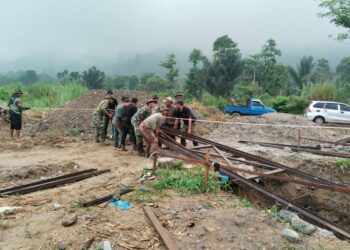 Babinsa Posramil Lawe Sumur jajaran Kodim 0108Agara bersama warga Desa Lawe Buah Pala Kecamatan Lawe Sumur Kabupaten Aceh Tenggara melaksanakan gotong royong untuk mempercepat pembangunan Jembatan Gantung Perintis pada Kamis 1102026 FOTO Humas