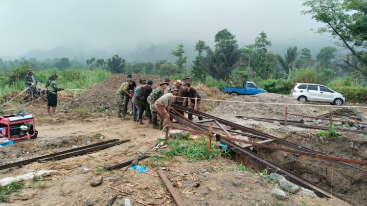 Babinsa Posramil Lawe Sumur jajaran Kodim 0108Agara bersama warga Desa Lawe Buah Pala Kecamatan Lawe Sumur Kabupaten Aceh Tenggara melaksanakan gotong royong untuk mempercepat pembangunan Jembatan Gantung Perintis pada Kamis 1102026 FOTO Humas KETIKKABARcom Babinsa Posramil Lawe Sumur jajaran Kodim 0108Agara bersama warga Desa Lawe Buah Pala Kecamatan Lawe Sumur Kabupaten Aceh Tenggara melaksanakan gotong royong untuk mempercepat pembangunan Jembatan Gantung Perintis pada Kamis 1102026 FOTO Humas