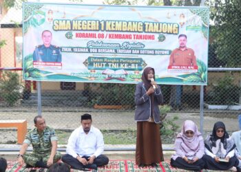 Memperingati Hari Ulang Tahun (HUT) ke-81 Tentara Nasional Indonesia (TNI), Koramil 08/Kembang Tanjong Kodim 0102/Pidie bersinergi dengan SMAN 1 Kembang Tanjong serta masyarakat Desa Arun Asan Kumbang menggelar kegiatan keagamaan dan bakti sosial,pada Jumat (2/10/2026). FOTO: Ist.