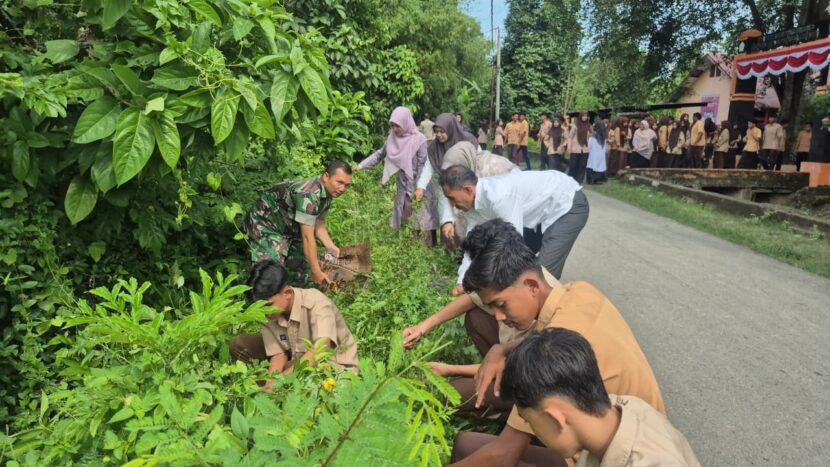 Koramil 08Kembang Tanjong Kodim 0102Pidie bersinergi dengan Siswa SMAN 1 Kembang Tanjong serta masyarakat Desa Arun Asan Kumbang menggelar gotong royong bersama FOTO Humas