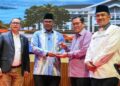 Ketua MWA USK Dr Safrizal ZA bersama Rektor USK Prof Dr Mirza Tabrani SE MBA DBA dan jajaran pimpinan memperlihatkan cendera mata usai pembukaan Rapat Kerja Universitas Syiah Kuala USK Tahun 2026 di Gayo Petro Hotel Takengon Aceh Tengah Jumat malam 2102026 Foto Humas USK