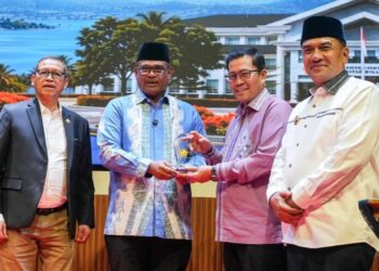 Ketua MWA USK Dr Safrizal ZA bersama Rektor USK Prof Dr Mirza Tabrani SE MBA DBA dan jajaran pimpinan memperlihatkan cendera mata usai pembukaan Rapat Kerja Universitas Syiah Kuala USK Tahun 2026 di Gayo Petro Hotel Takengon Aceh Tengah Jumat malam 2102026 Foto Humas USK