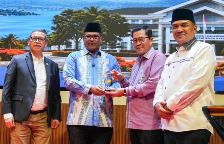 Ketua MWA USK Dr Safrizal ZA bersama Rektor USK Prof Dr Mirza Tabrani SE MBA DBA dan jajaran pimpinan memperlihatkan cendera mata usai pembukaan Rapat Kerja Universitas Syiah Kuala USK Tahun 2026 di Gayo Petro Hotel Takengon Aceh Tengah Jumat malam 2102026 Foto Humas USK KETIKKABARcom Ketua MWA USK Dr Safrizal ZA bersama Rektor USK Prof Dr Mirza Tabrani SE MBA DBA dan jajaran pimpinan memperlihatkan cendera mata usai pembukaan Rapat Kerja Universitas Syiah Kuala USK Tahun 2026 di Gayo Petro Hotel Takengon Aceh Tengah Jumat malam 2102026 Foto Humas USK