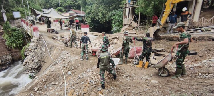 Jajaran Kodim 0108Agara menggelar aksi karya bakti bersama warga dengan memperbaiki jembatan beton di Desa Lawe Sikap Kecamatan Babussalam Kabupaten Aceh Tenggara Sabtu 3102026 FOTO Ist KETIKKABARcom Jajaran Kodim 0108Agara menggelar aksi karya bakti bersama warga dengan memperbaiki jembatan beton di Desa Lawe Sikap Kecamatan Babussalam Kabupaten Aceh Tenggara Sabtu 3102026 FOTO Ist