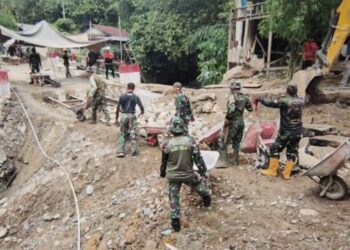 Jajaran Kodim 0108Agara menggelar aksi karya bakti bersama warga dengan memperbaiki jembatan beton di Desa Lawe Sikap Kecamatan Babussalam Kabupaten Aceh Tenggara Sabtu 3102026 FOTO Ist KETIKKABARcom Jajaran Kodim 0108Agara menggelar aksi karya bakti bersama warga dengan memperbaiki jembatan beton di Desa Lawe Sikap Kecamatan Babussalam Kabupaten Aceh Tenggara Sabtu 3102026 FOTO Ist