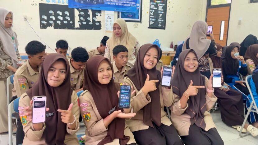 Siswa SMKN 1 Al Mubarkeya Kecamatan Ingin Jaya Kabupaten Aceh Besar memperlihatkan aplikasi MEURATEB yang di luncurkan oleh Mahasiswa PPG BK USK pada Sabtu 2692026 FOTO Ist