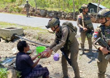 Satgas Kepolisian Operasi Damai Cartenz-2026 menggelar patroli dialogis dengan berjalan kaki untuk memantau situasi keamanan sekaligus berinteraksi langsung bersama warga dan anak-anak di Distrik Muara, Kabupaten Puncak Jaya, Papua Tengah, Sabtu (3/10/2026) pagi. FOTO: Humas Polri.