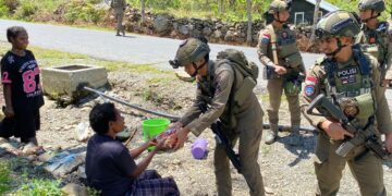 Satgas Kepolisian Operasi Damai Cartenz 2026 menggelar patroli dialogis dengan berjalan kaki untuk memantau situasi keamanan sekaligus berinteraksi langsung bersama warga dan anak anak di Distrik Muara Kabupaten Puncak Jaya Papua Tengah Sabtu 3102026 pagi FOTO Humas Polri