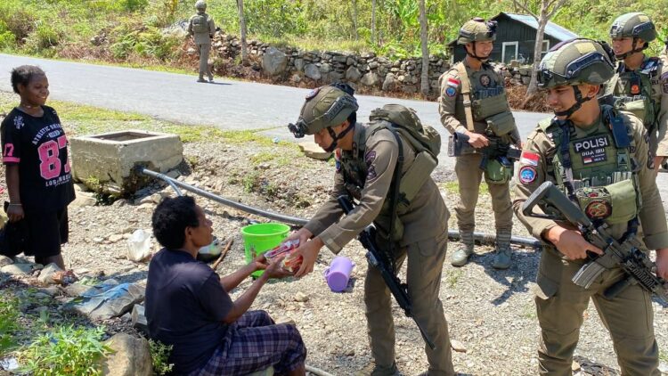 Satgas Kepolisian Operasi Damai Cartenz2026 menggelar patroli dialogis dengan berjalan kaki untuk memantau situasi keamanan sekaligus berinteraksi langsung bersama warga dan anakanak di Distrik Muara Kabupaten Puncak Jaya Papua Tengah Sabtu 3102026 pagi FOTO Humas Polri KETIKKABARcom Satgas Kepolisian Operasi Damai Cartenz 2026 menggelar patroli dialogis dengan berjalan kaki untuk memantau situasi keamanan sekaligus berinteraksi langsung bersama warga dan anak anak di Distrik Muara Kabupaten Puncak Jaya Papua Tengah Sabtu 3102026 pagi FOTO Humas Polri