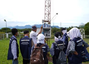 Peserta Disaster Science Camp (DSC) 2026 TDMRC Universitas Syiah Kuala (USK) mengikuti pembelajaran lapangan dengan mengenal sistem dan perangkat pemantauan cuaca sebagai bagian dari edukasi mitigasi serta kesiapsiagaan menghadapi risiko bencana hidrometeorologi di Aceh. Foto: (TDMRC USK)