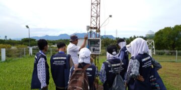 Peserta Disaster Science Camp DSC 2026 TDMRC Universitas Syiah Kuala USK mengikuti pembelajaran lapangan dengan mengenal sistem dan perangkat pemantauan cuaca sebagai bagian dari edukasi mitigasi serta kesiapsiagaan menghadapi risiko bencana hidrometeorologi di Aceh Foto TDMRC USK