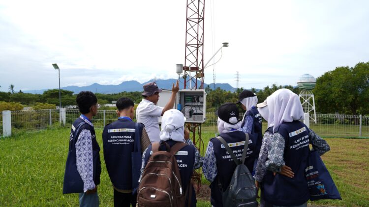Peserta Disaster Science Camp DSC 2026 TDMRC Universitas Syiah Kuala USK mengikuti pembelajaran lapangan dengan mengenal sistem dan perangkat pemantauan cuaca sebagai bagian dari edukasi mitigasi serta kesiapsiagaan menghadapi risiko bencana hidrometeorologi di Aceh Foto TDMRC USK KETIKKABARcom Peserta Disaster Science Camp DSC 2026 TDMRC Universitas Syiah Kuala USK mengikuti pembelajaran lapangan dengan mengenal sistem dan perangkat pemantauan cuaca sebagai bagian dari edukasi mitigasi serta kesiapsiagaan menghadapi risiko bencana hidrometeorologi di Aceh Foto TDMRC USK
