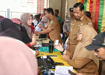 Wakil Wali Kota Sabang Suradji Junus memantau pelaksanaan aktivasi Identitas Kependudukan Digital (IKD) di Kantor Keuchik Paya Seunara, Kecamatan Sukamakmue, Senin, 5 Oktober 2026. FOTO: Ist.