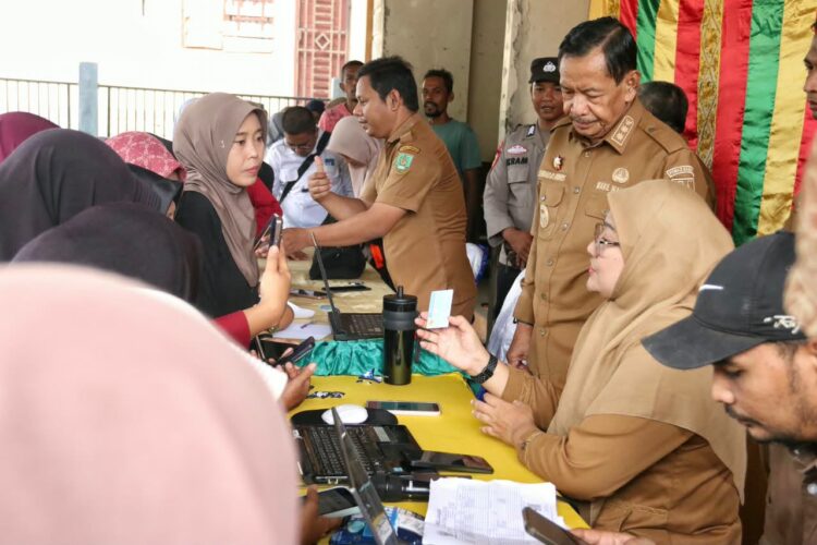 Wakil Wali Kota Sabang Suradji Junus memantau pelaksanaan aktivasi Identitas Kependudukan Digital IKD di Kantor Keuchik Paya Seunara Kecamatan Sukamakmue Senin 5 Oktober 2026 FOTO Ist KETIKKABARcom Wakil Wali Kota Sabang Suradji Junus memantau pelaksanaan aktivasi Identitas Kependudukan Digital IKD di Kantor Keuchik Paya Seunara Kecamatan Sukamakmue Senin 5 Oktober 2026 FOTO Ist