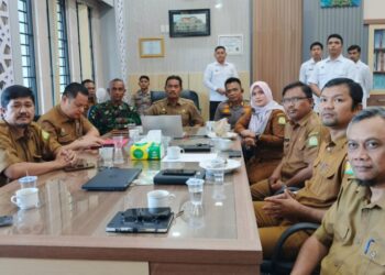 Suasana Rakor Pengendalian Inflasi Daerah di Ruang Kerja Sekda Aceh Besar Kota Jantho Senin 5102026 FOTO PROKOPIM PEMKAB ACEH BESAR