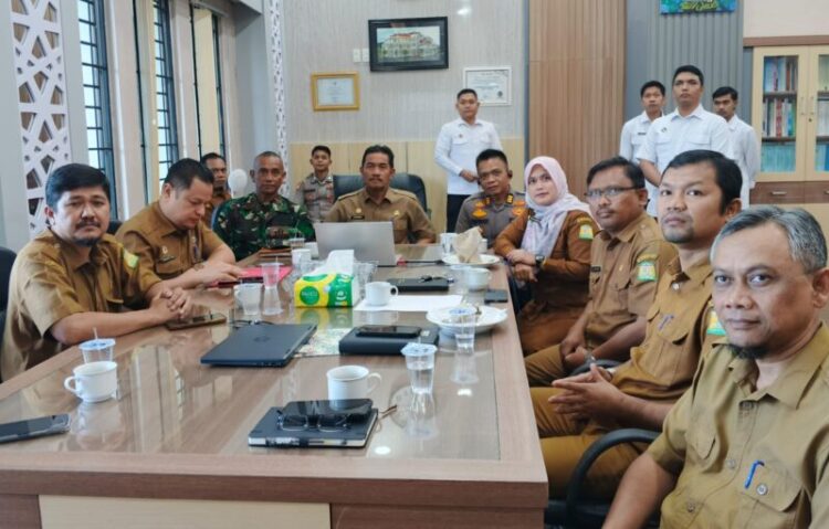 Suasana Rakor Pengendalian Inflasi Daerah di Ruang Kerja Sekda Aceh Besar Kota Jantho Senin 5102026 FOTO PROKOPIM PEMKAB ACEH BESAR